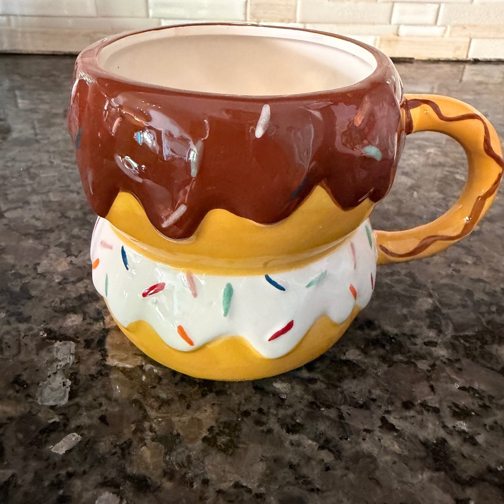 Mainstays Donut Mug Stacked Glazed Sprinkles 16oz Brown White Novelty Kitsch